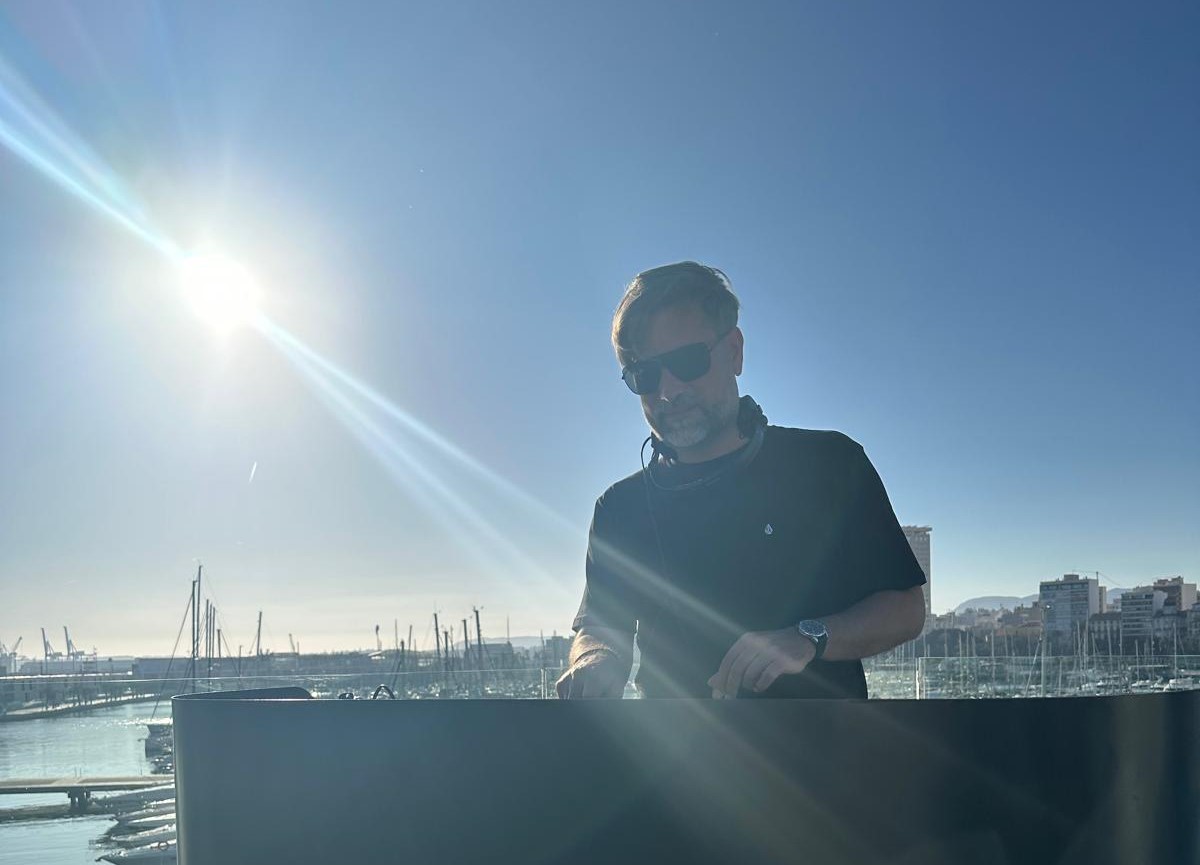 DJ Dany Febrero pinchando música en una boda al aire libre frente al mar en Alicante.