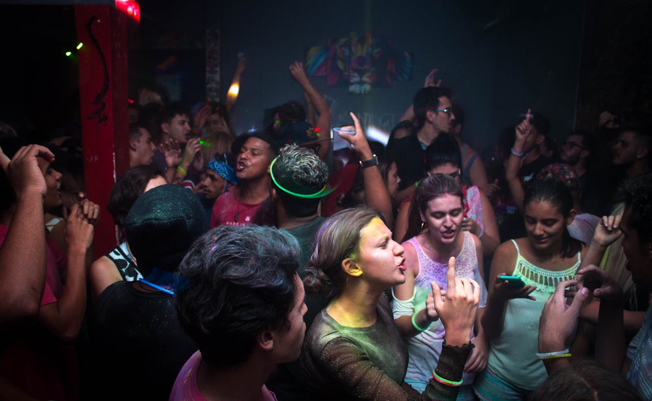 Multitud de jóvenes bailando y levantando los brazos en una fiesta privada con el Dj Dany Febrero.